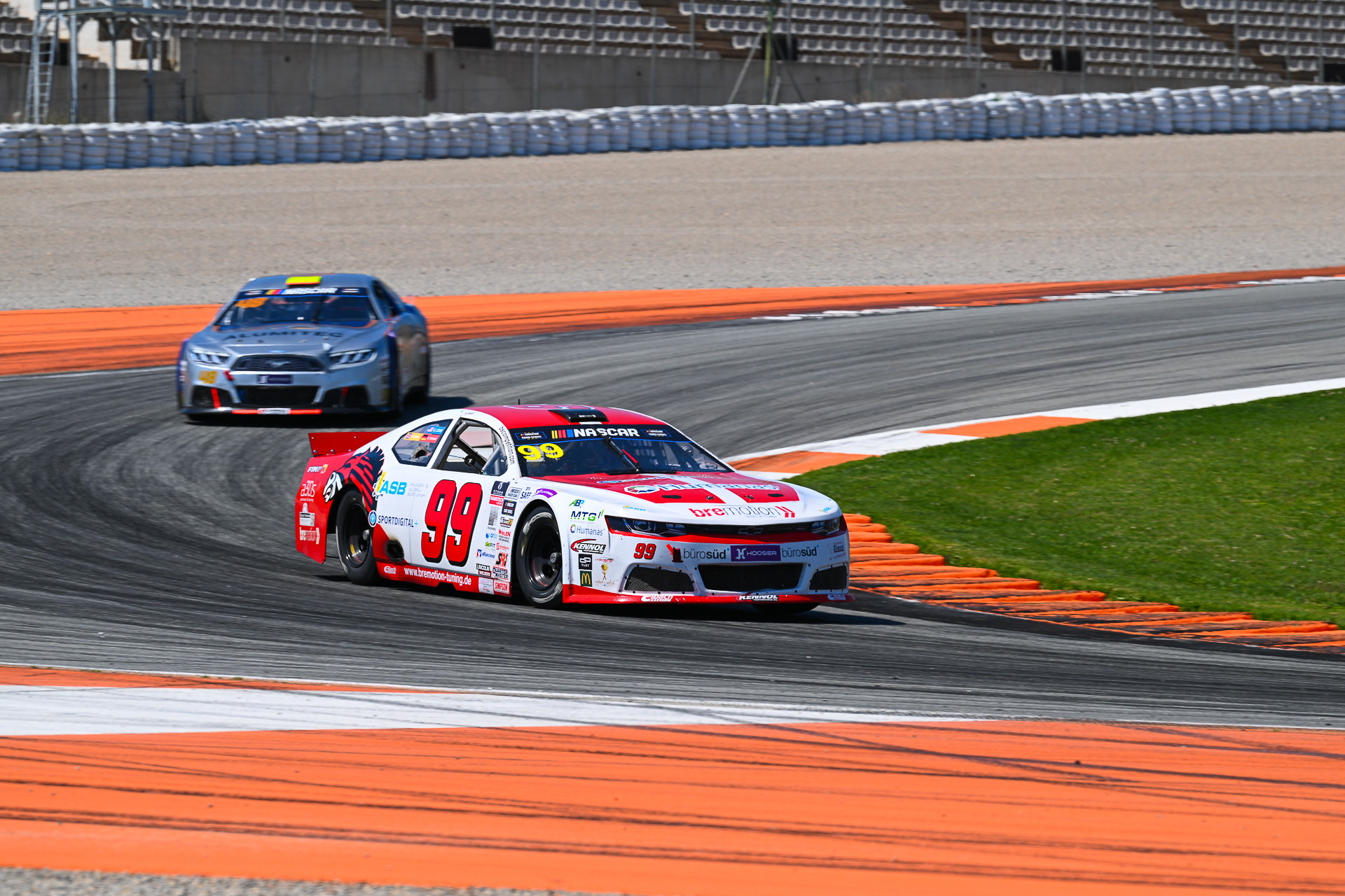 Garrett Lowe (#99) leads Nelson Piquet Jr. (#48) en route to his runner-up finish in the second V8GP race at Valencia