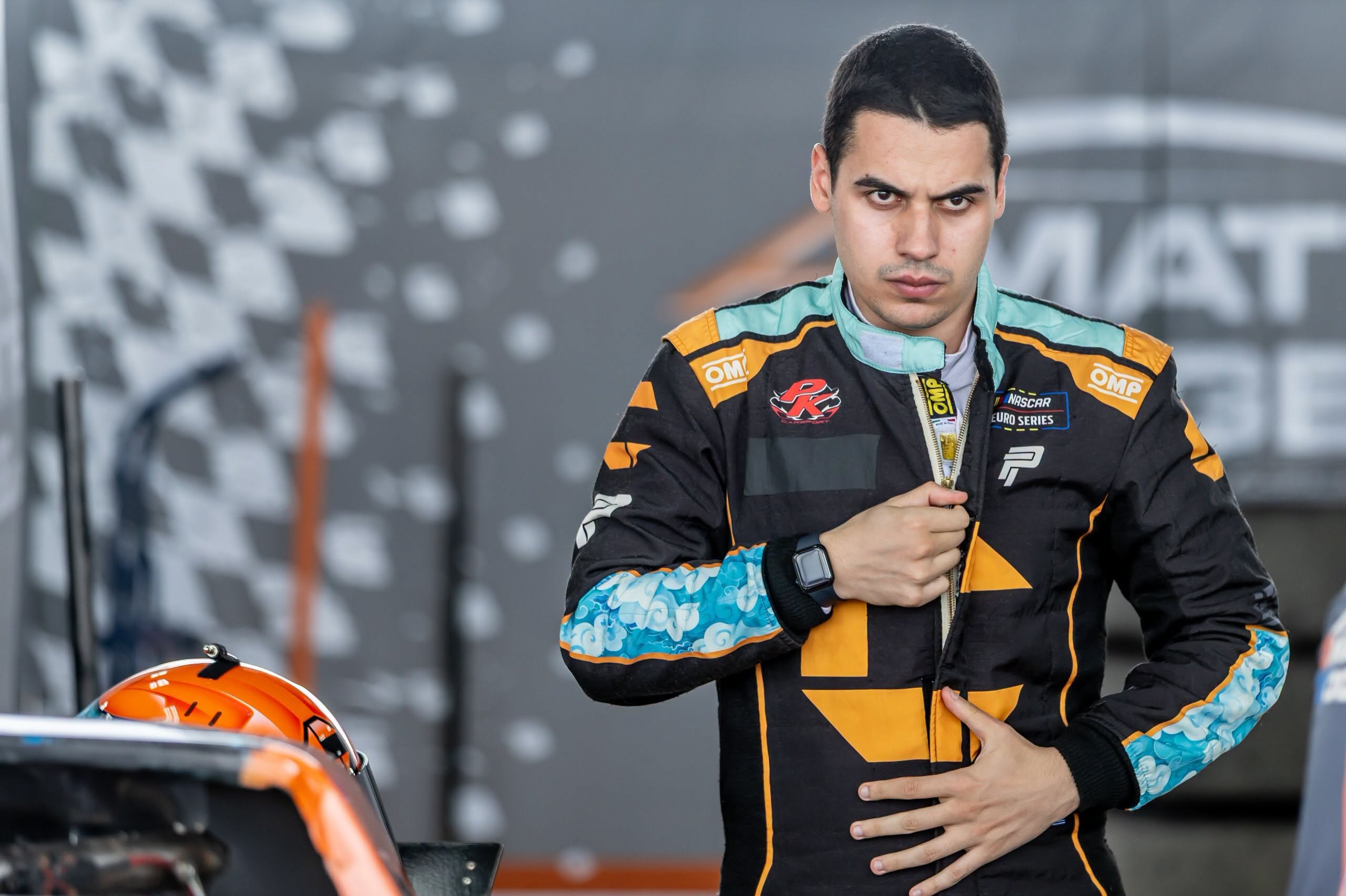 Thomas Krasonis suits up for his first laps behind a NASCAR Brasil Series machine during the opening day of the round at Autódromo Internacional de Chapecó