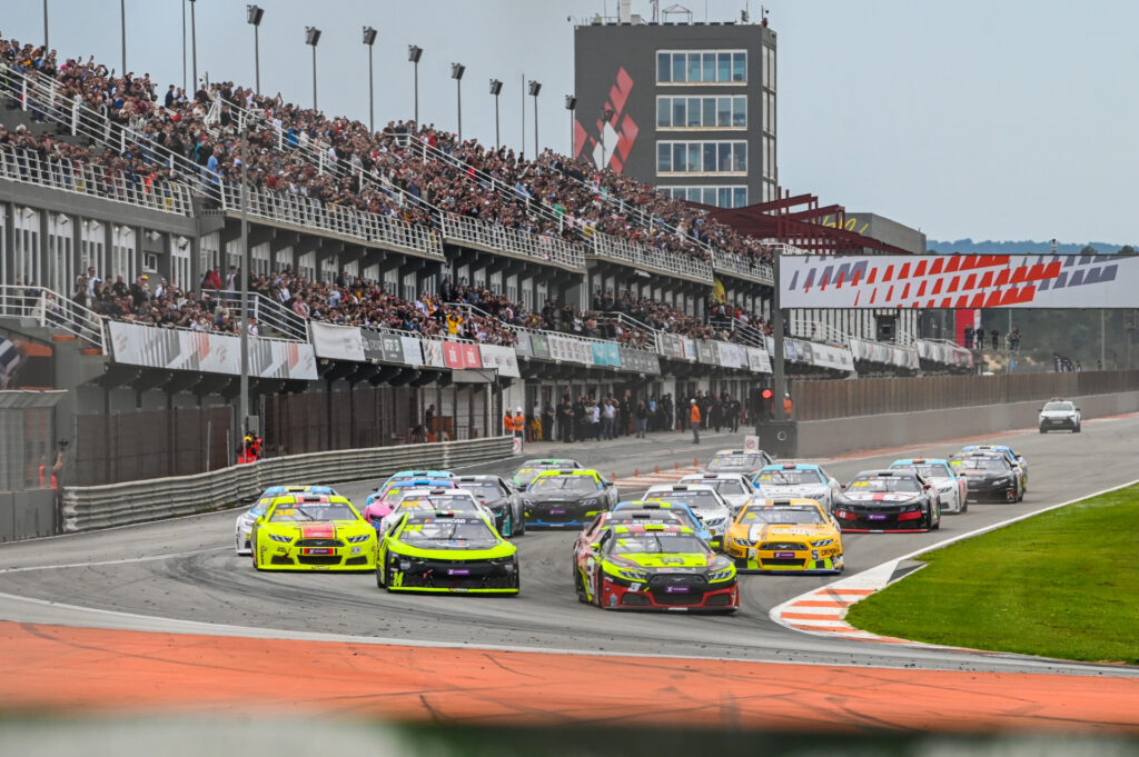 Paul Jouffreau leads a field of 22 drivers for the start of EuroNASCAR PRO Race 1 at Valencia in 2025