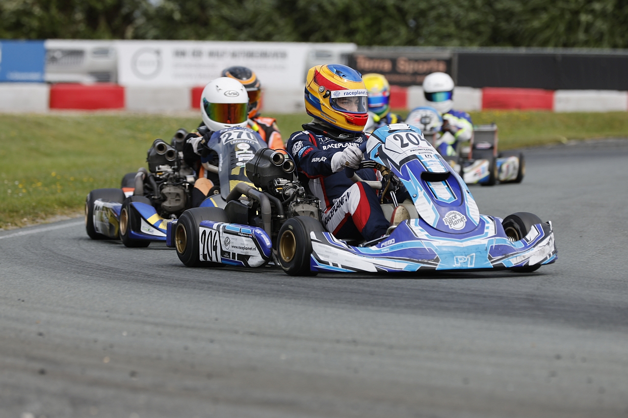 Robin Bleekemolen leads a bunch of drivers during a junior go-kart event