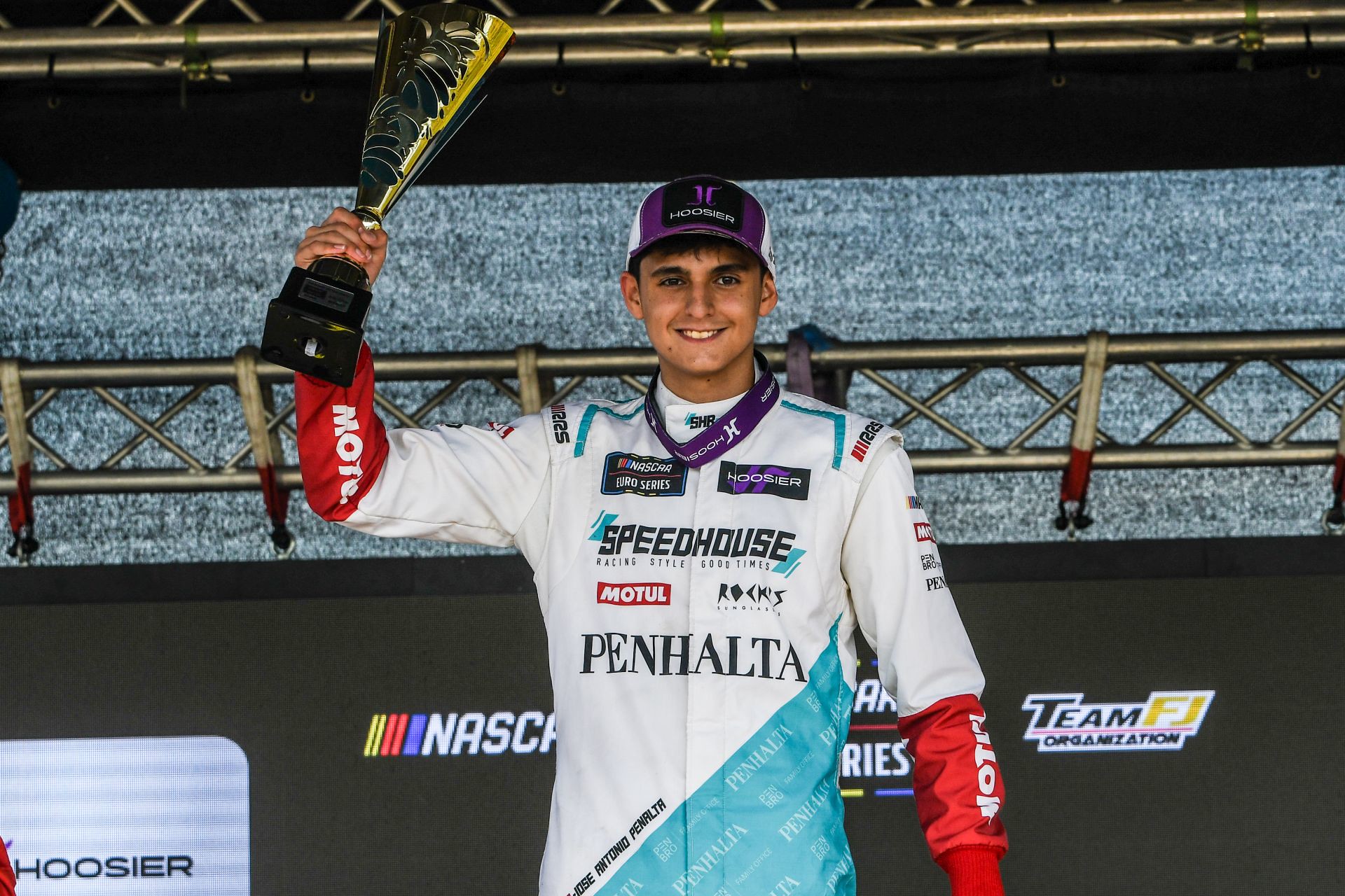 José Antonio Peñalta lifts the winners trophy after his fourth consecutive Rookie Challenge victory in Oschersleben