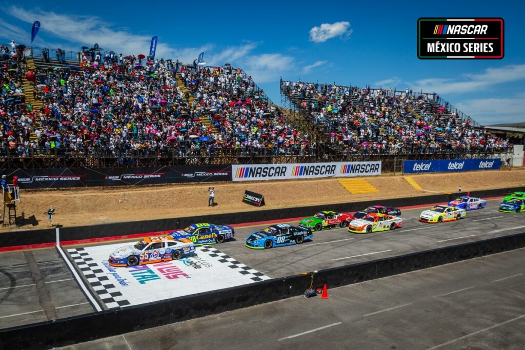 NASCAR Mexico drivers take the green flag during the 2025 race at Super Óvalo Potosino