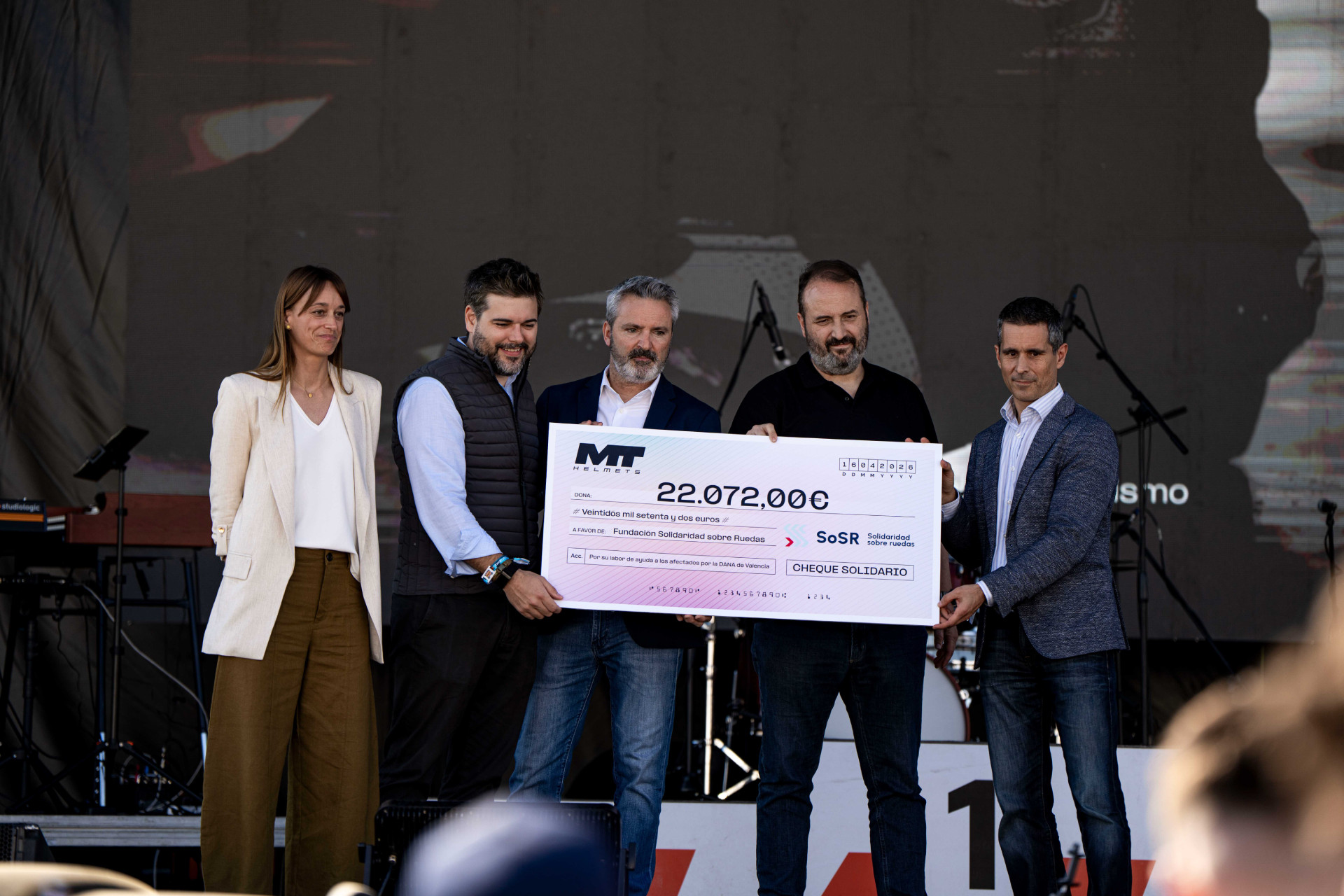 Representatives from MT Helmets, Solidaridas Sobre Ruedas and Circuit Ricardo Tormo presented the €22,072 check from MT Helmets' charity auction in the 2025 Valencia MotoGP round