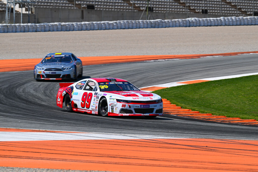 Garrett Lowe (#99) leads Nelson Piquet Jr. (#48) en route to his runner-up finish in the second V8GP race at Valencia